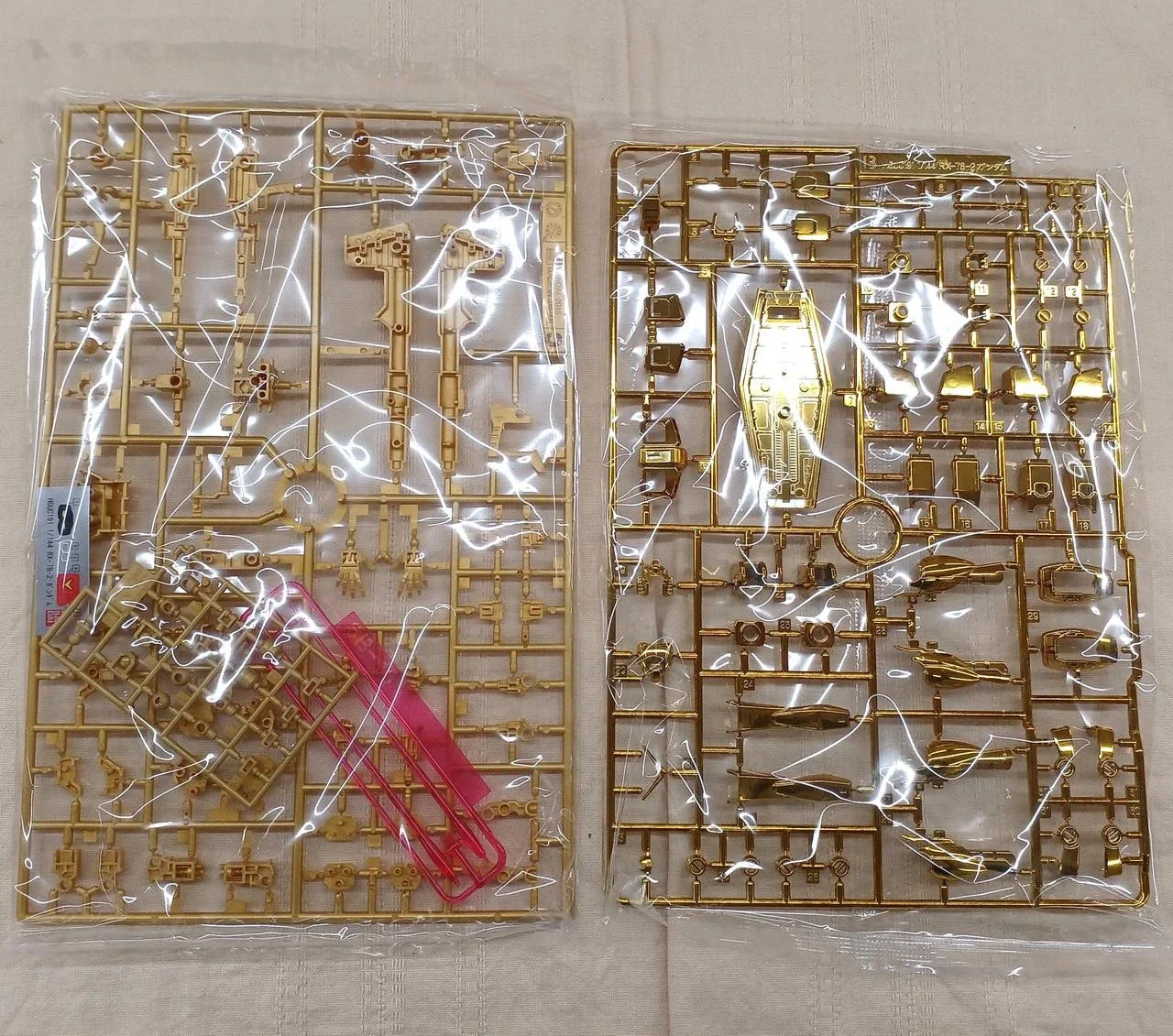 GUNDAM - 1/144 The Gundam Base Limited: Premium Price HG RX-78-2 Gundam [Gold Coating] - Image 4